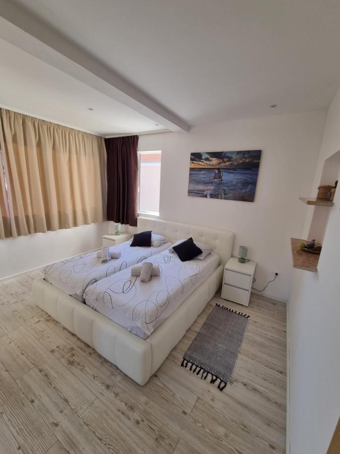 Bruno'S Poolside Apartments - Near Beach Trogir Ngoại thất bức ảnh