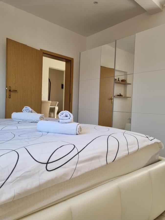 Bruno'S Poolside Apartments - Near Beach Trogir Ngoại thất bức ảnh