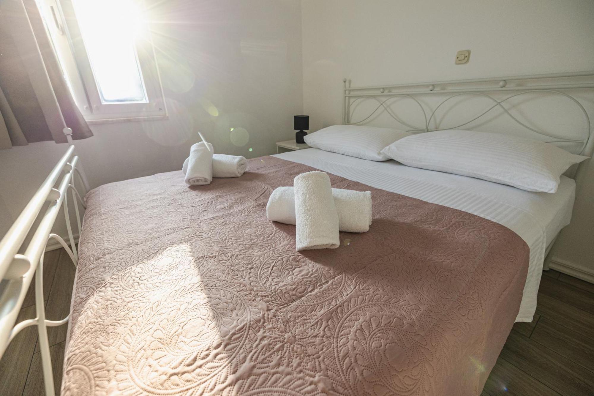 Bruno'S Poolside Apartments - Near Beach Trogir Ngoại thất bức ảnh