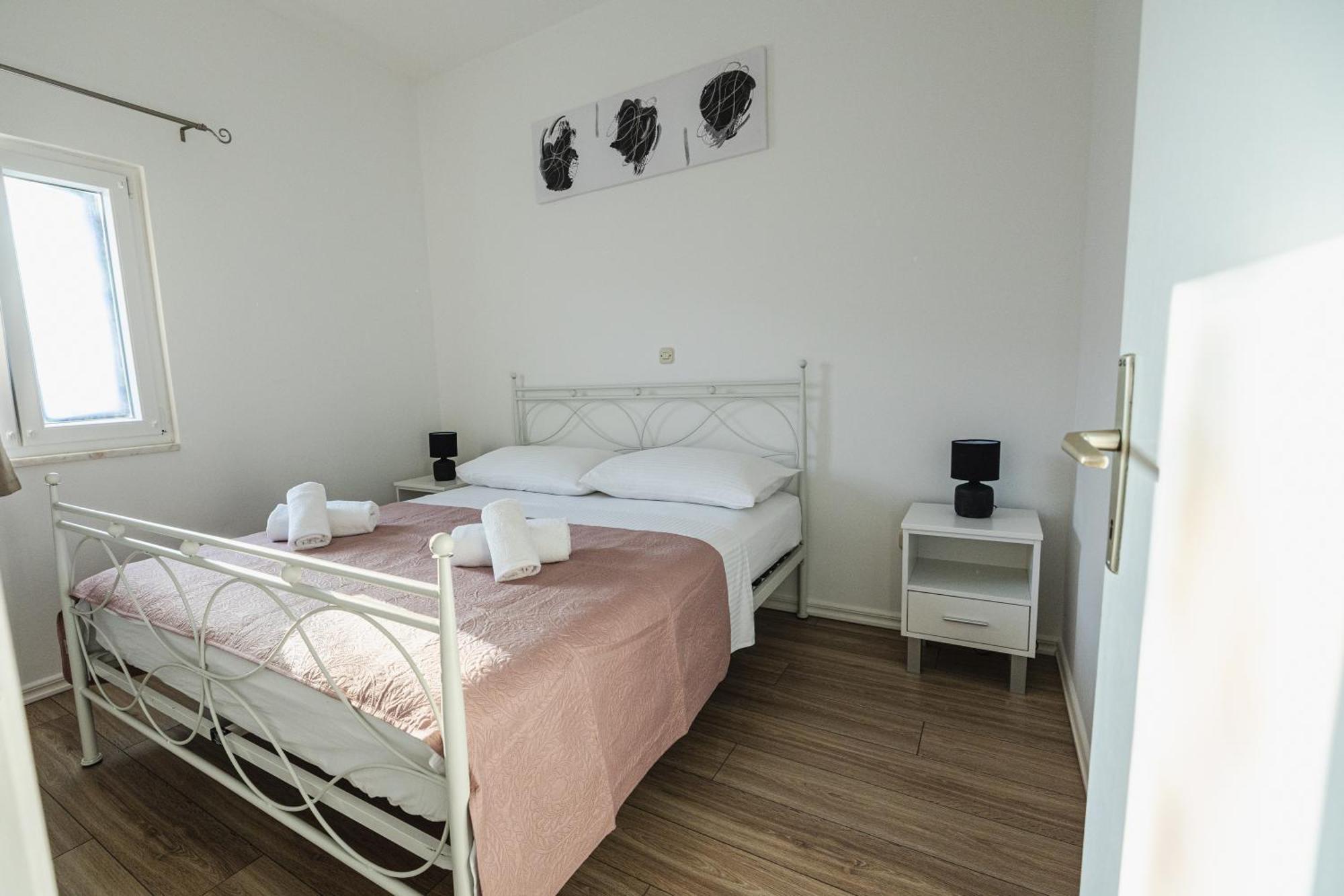 Bruno'S Poolside Apartments - Near Beach Trogir Ngoại thất bức ảnh