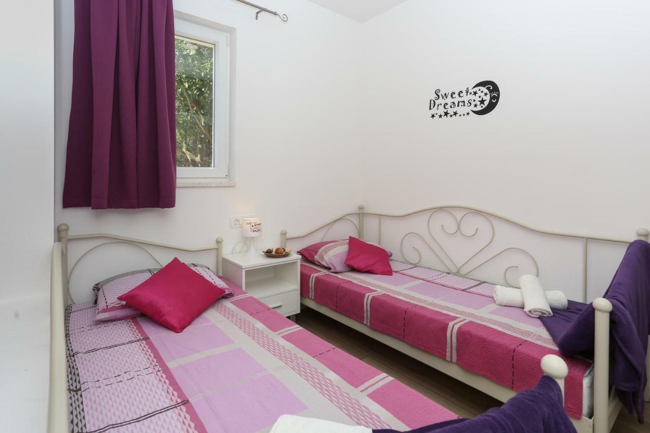 Bruno'S Poolside Apartments - Near Beach Trogir Ngoại thất bức ảnh