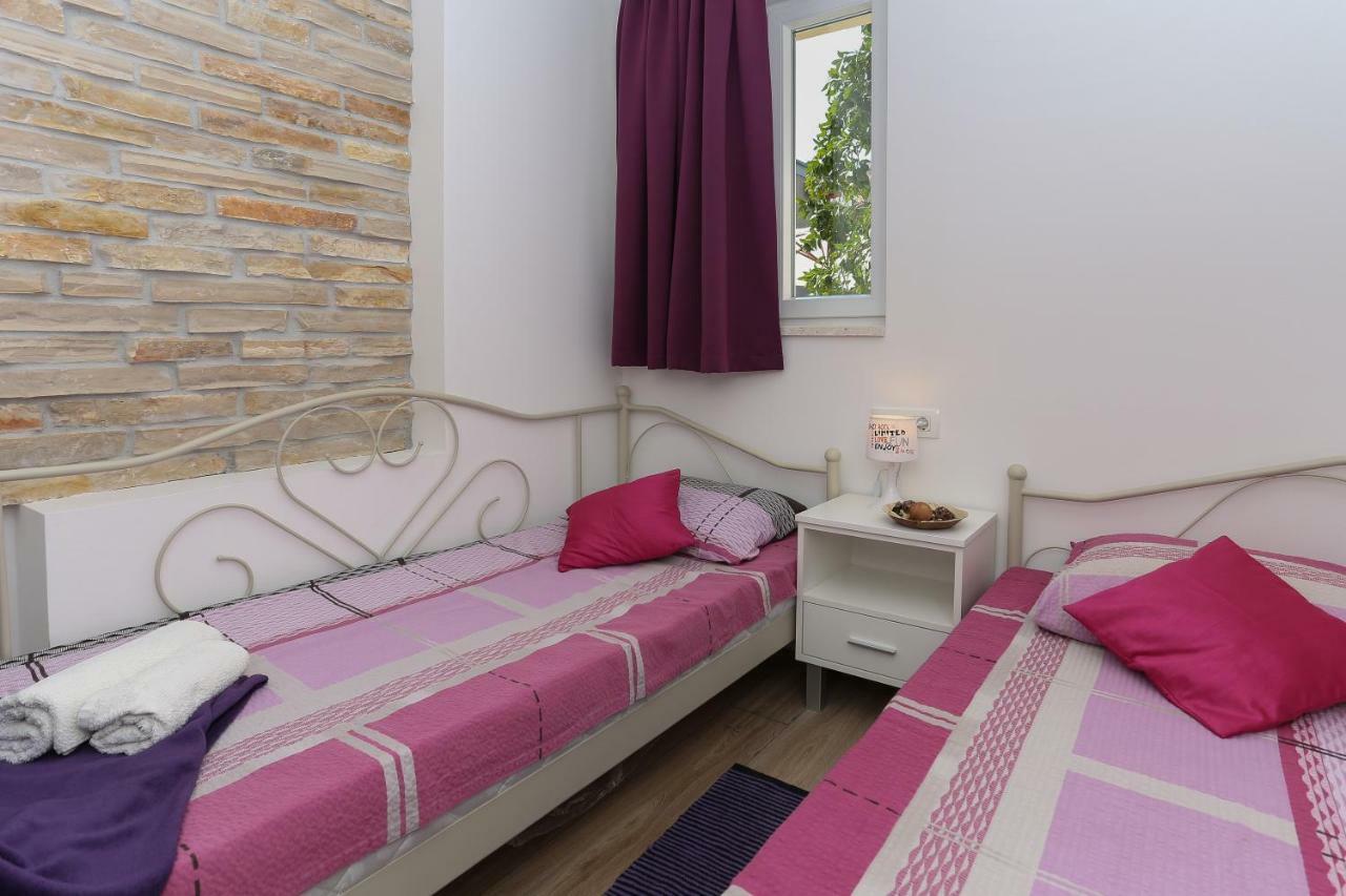 Bruno'S Poolside Apartments - Near Beach Trogir Ngoại thất bức ảnh