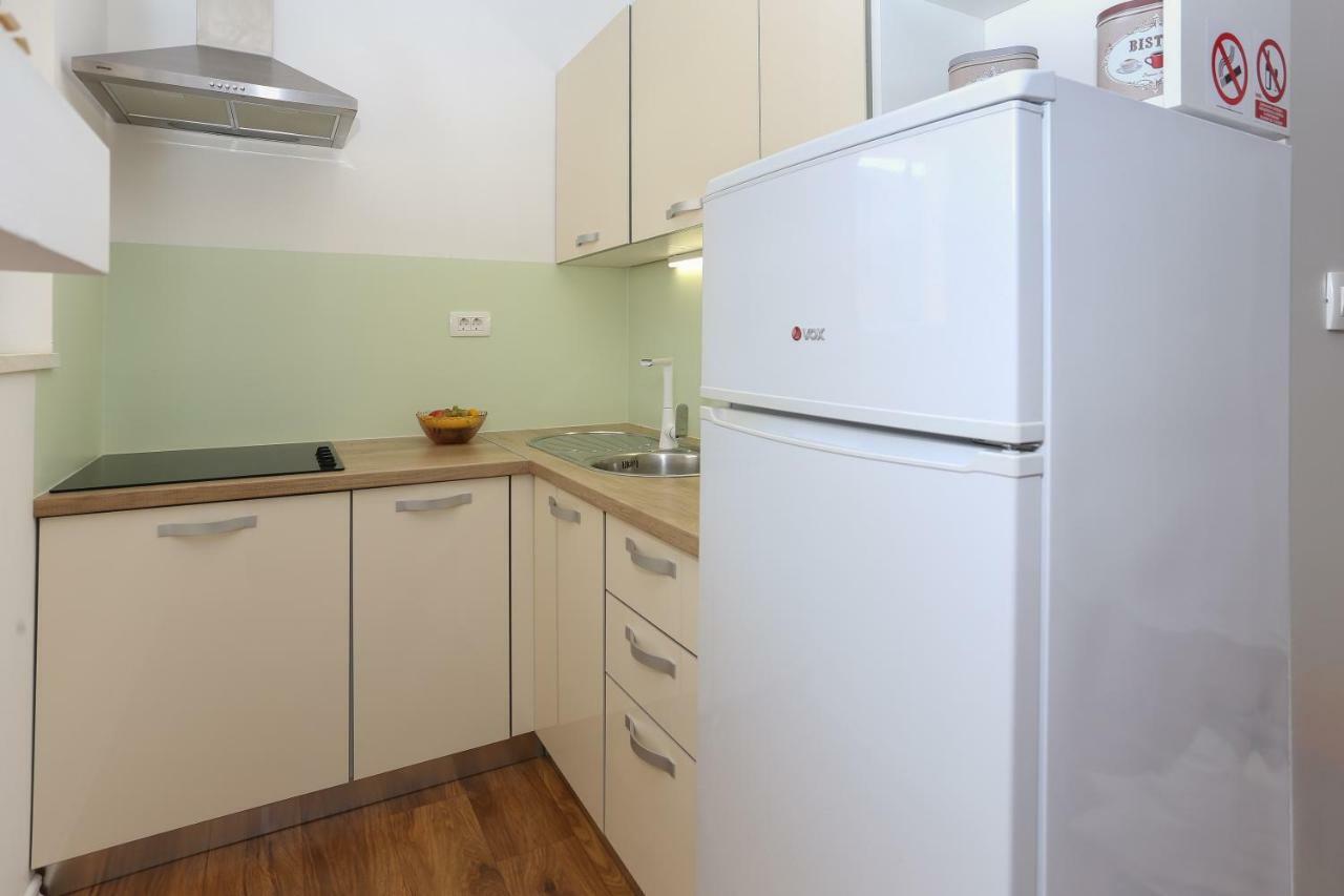 Bruno'S Poolside Apartments - Near Beach Trogir Ngoại thất bức ảnh