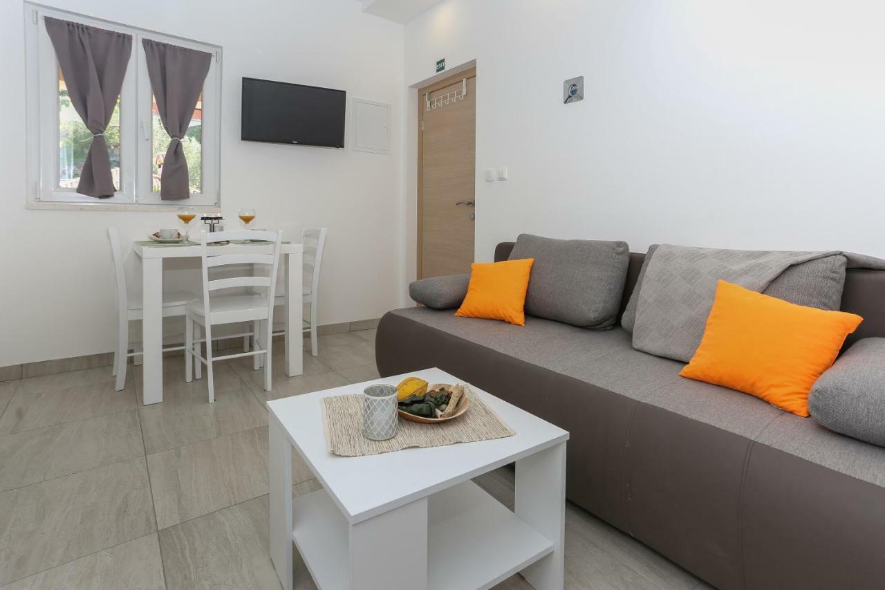 Bruno'S Poolside Apartments - Near Beach Trogir Ngoại thất bức ảnh